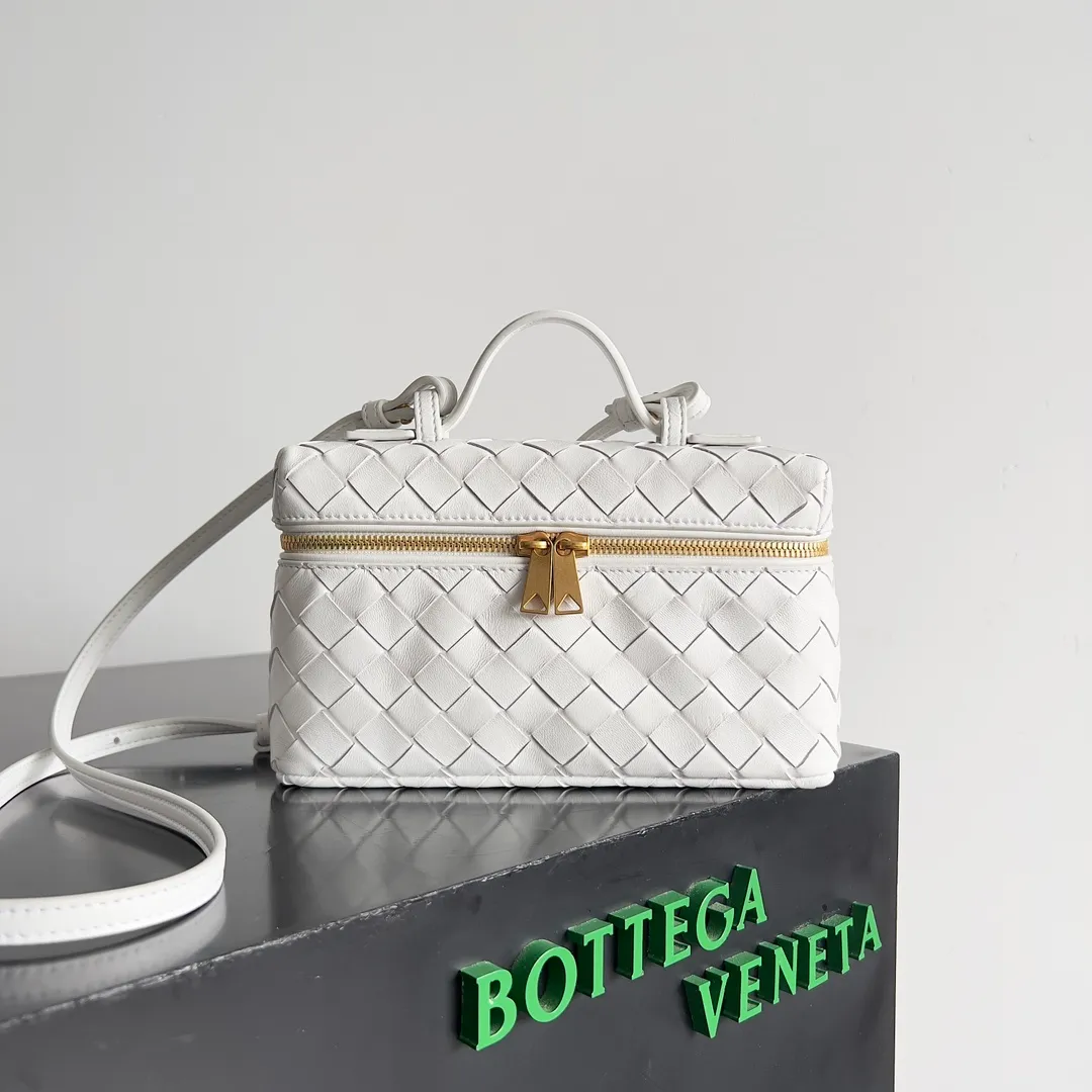 Batch 1360 Bottega Veneta 24 spring and summer woven zipper crossbody bag. A crossbody bag that can be used as a cosmetic bag. The exquisite weaving and compact body are an indispensable accessory for the upcoming summer. The double zipper also better protects the bag. It has a large capacity. If you like it, don’t miss it. Style number: 789109 Size: 22*12.5*5cm